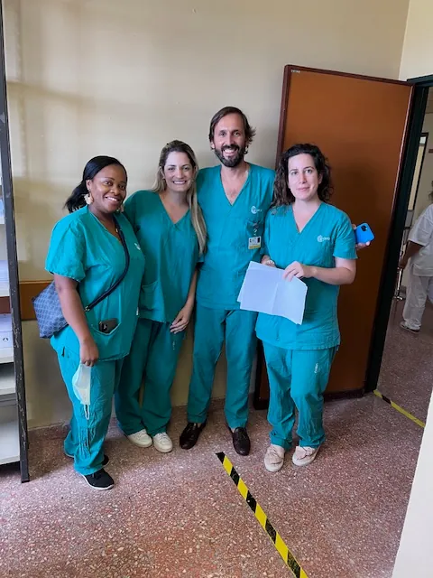Dra. Tatiana com equipe cirúrgica no exterior